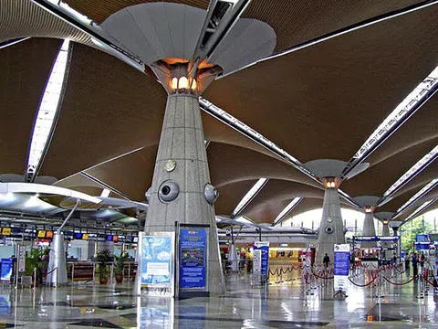 Giúp công dân Việt Nam mắc kẹt tại sân bay Malaysia về nước sớm nhất