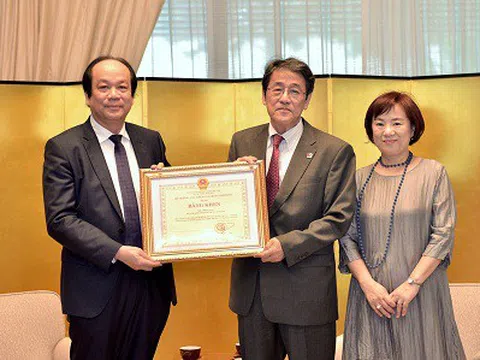 Trao Bằng khen của Bộ trưởng, Chủ nhiệm VPCP cho Đại sứ Nhật Bản