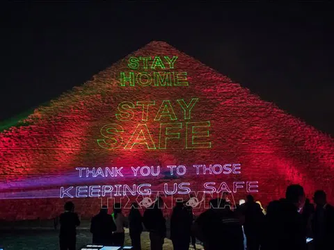 Đại Kim tự tháp ở Ai Cập thắp sáng thông điệp 'Hãy ở nhà'