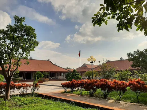 Thăm Khu lưu niệm cố Thủ tướng Phạm Văn Đồng