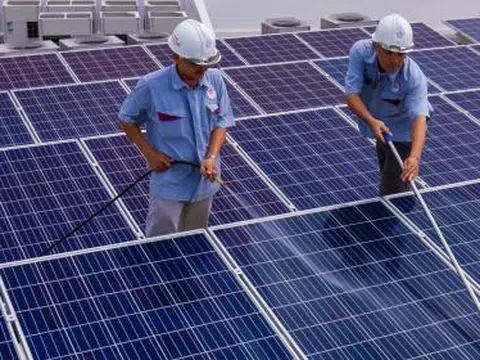 Nhà máy năng lượng điện mặt trời 'khủng' trên hồ Dầu Tiếng