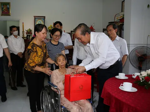 Phó Thủ tướng Thường trực thăm gia đình liệt sĩ Nguyễn Tấn Thành