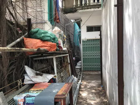 Hà Nội: Con ngõ nhỏ khó sống vì rác ngập lối đi