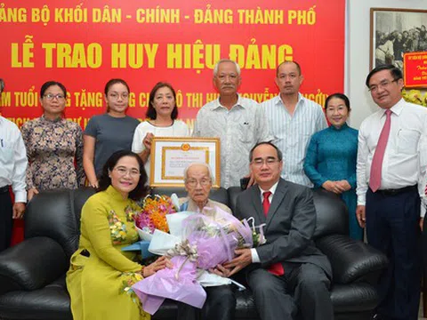 Phu nhân cố Tổng Bí thư Nguyễn Văn Linh nhận Huy hiệu 85 năm tuổi Đảng
