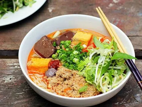 Bún riêu và mì cao lầu Việt Nam lọt top món mì ngon nhất châu Á