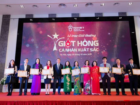 Nghệ sĩ Xuân Bắc nhận Giải thưởng Giọt hồng năm 2020