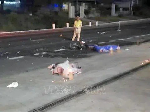Xe máy va chạm ô tô tải trên đường Hồ Chí Minh, 2 người tử vong
