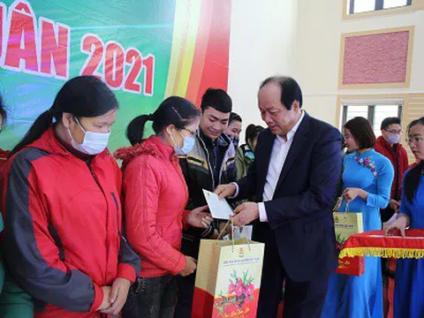 Bộ trưởng, Chủ nhiệm VPCP tặng quà Tết sum vầy cho công nhân Hà Nam
