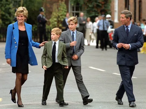 Công nương Diana phá vỡ quy tắc hoàng gia vì các con