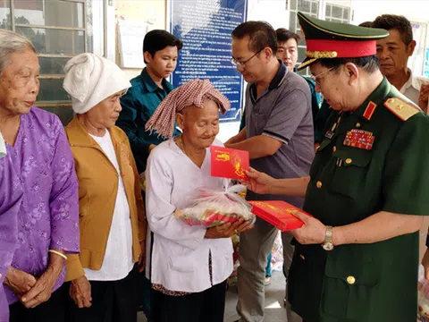 Hội nạn nhân chất độc da cam TP Hồ Chí Minh trao quà Tết cho nhân dân vùng biên