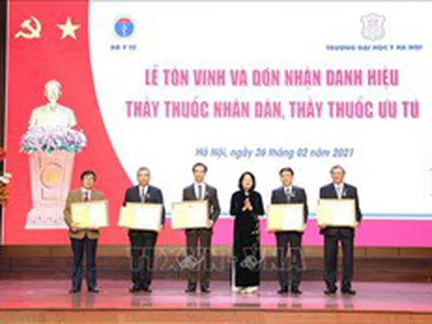 Phó Chủ tịch nước trao tặng danh hiệu Thầy thuốc Nhân dân cho 5 bác sỹ