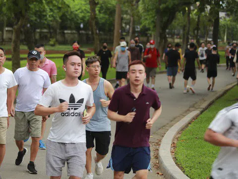 Hà Nội: Công viên đông nghịt người đi tập thể dục giữa mùa dịch Covid-19