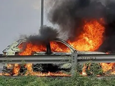 Xe ô tô Vinfast 7 chỗ bốc cháy dữ dội trên cao tốc TP.HCM – Trung Lương