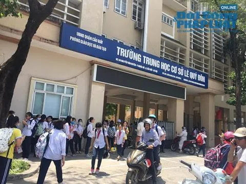 Chủ tịch Hà Nội yêu cầu kiểm tra vụ trường khóa cửa lớp, học sinh 'đội nắng' chờ phụ huynh đến đón