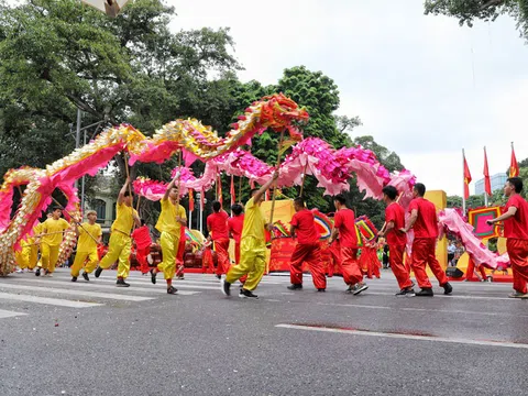 Hà Nội rộn ràng liên hoan múa Rồng