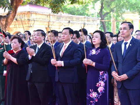 Dâng hương tưởng niệm các vị liệt tổ, liệt tông, Chủ tịch Hồ Chí Minh và các Anh hùng liệt sĩ