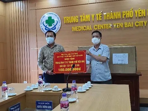 Hội Hoa lan Việt Nam ủng hộ Trung tâm Y tế thành phố Yên Bái các thiết bị Y tế