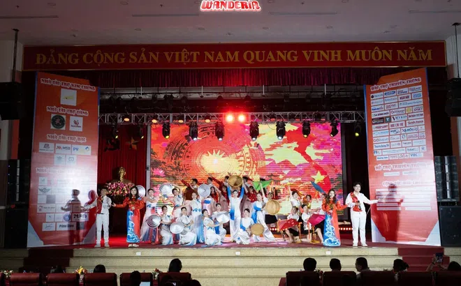 Bắt trọn khoảnh khắc lễ hội rực rỡ tại sân khấu đêm nhạc Khai Niên 2026: WANDERIA